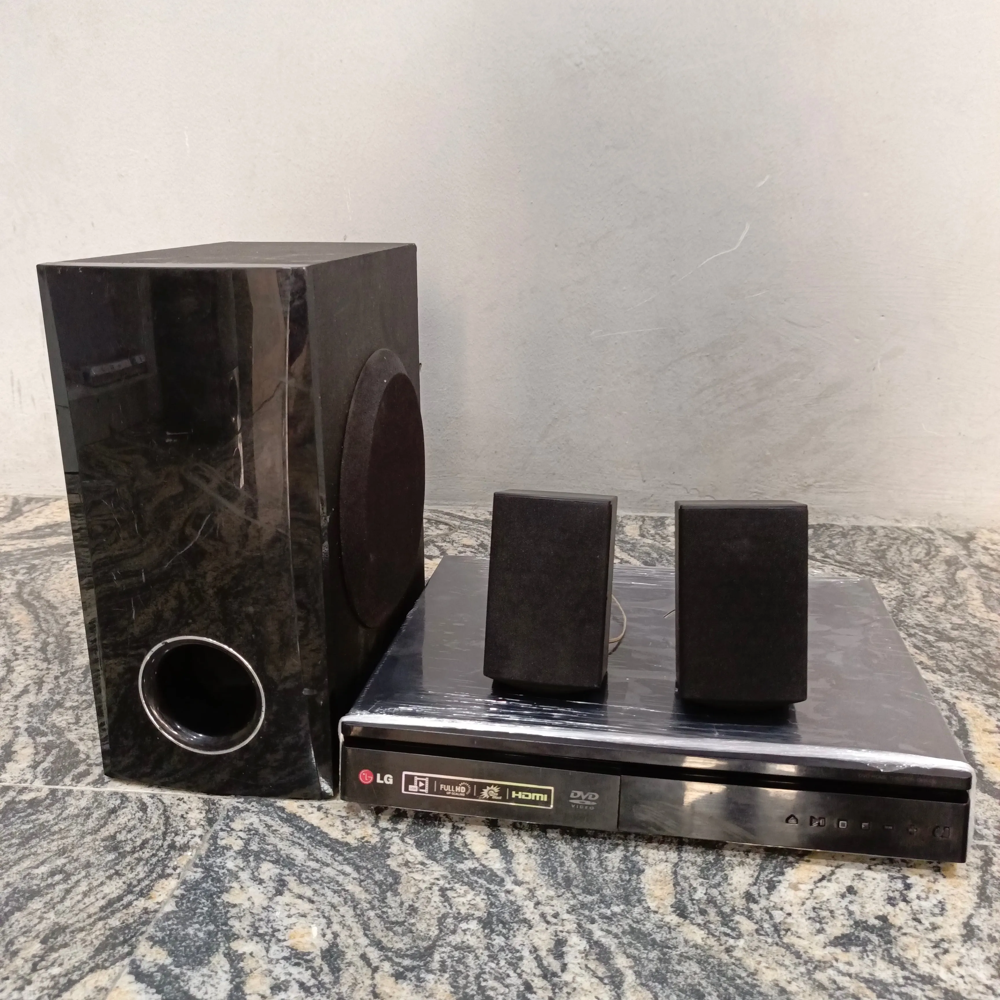 LG 2.1Ch 350W DVD Stereo Home Theater System (USB, FM, Aux, HDMI Out) - Foreign Used