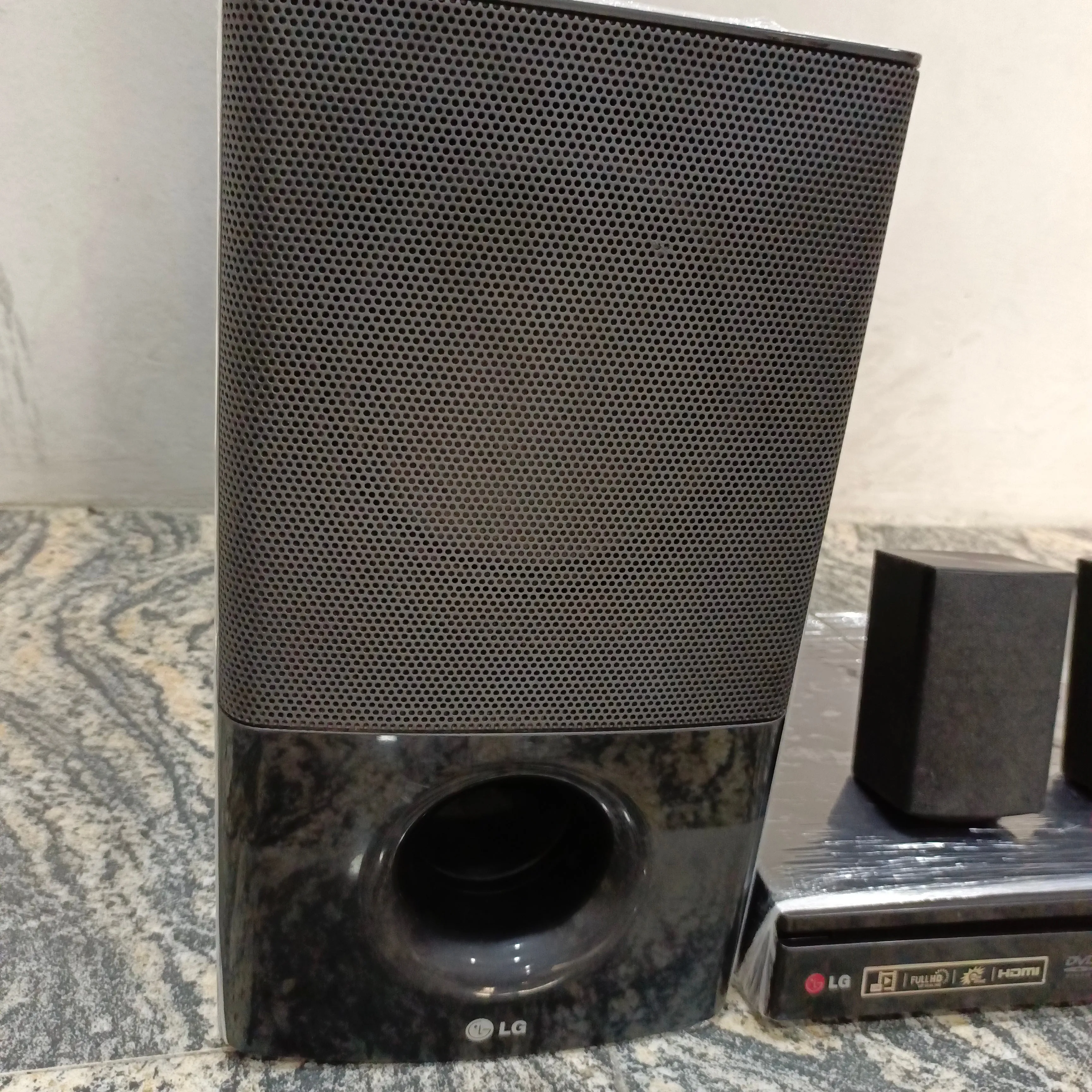 LG 2.1Ch 500W DVD Home Theater System (USB, FM, Aux, HDMI out) - Foreign Used
