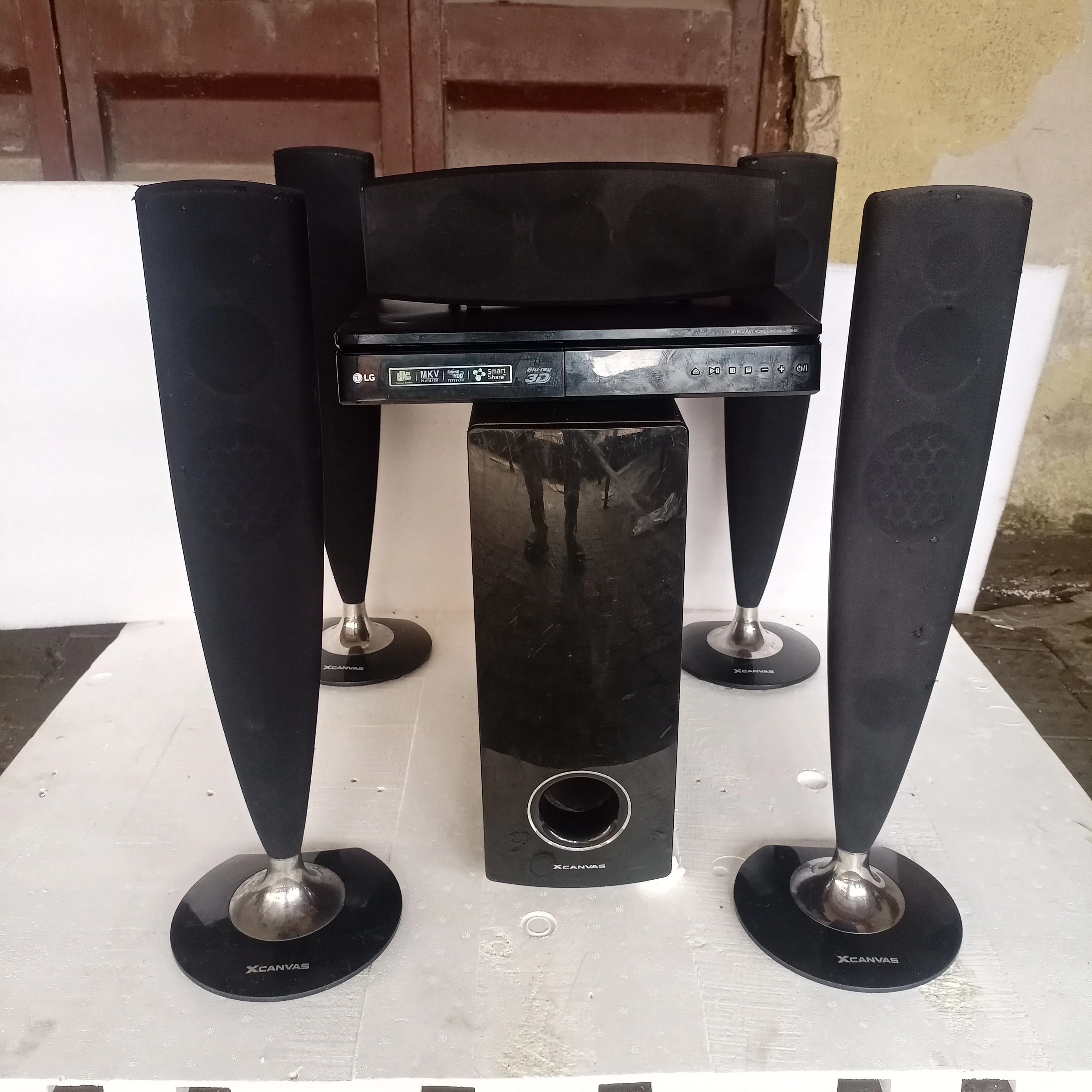 LG 5.1Ch 1000W Bluetooth 3D Blu-ray Tallboy DVD Home Cinema System - Foreign Used